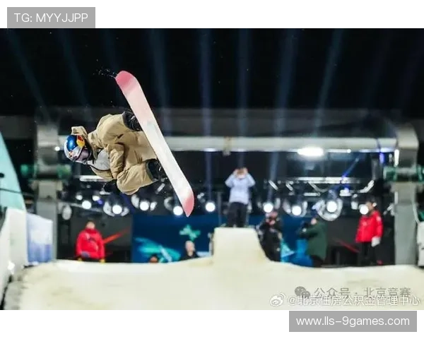 石景山首钢园雪乐园免费开放,成市民打卡新地标 石景山首钢园雪乐园免费开放,成市民打卡新地标