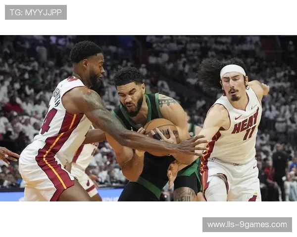 雷霆训练馆，霍姆格伦加练三分应对季后赛挑战