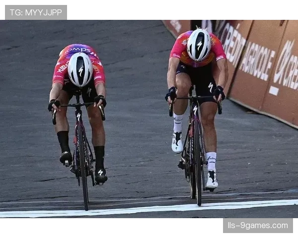 颁奖台瞬间：皮德科克在阿姆斯特黄金赛夺冠后，与女友分享胜利喜悦